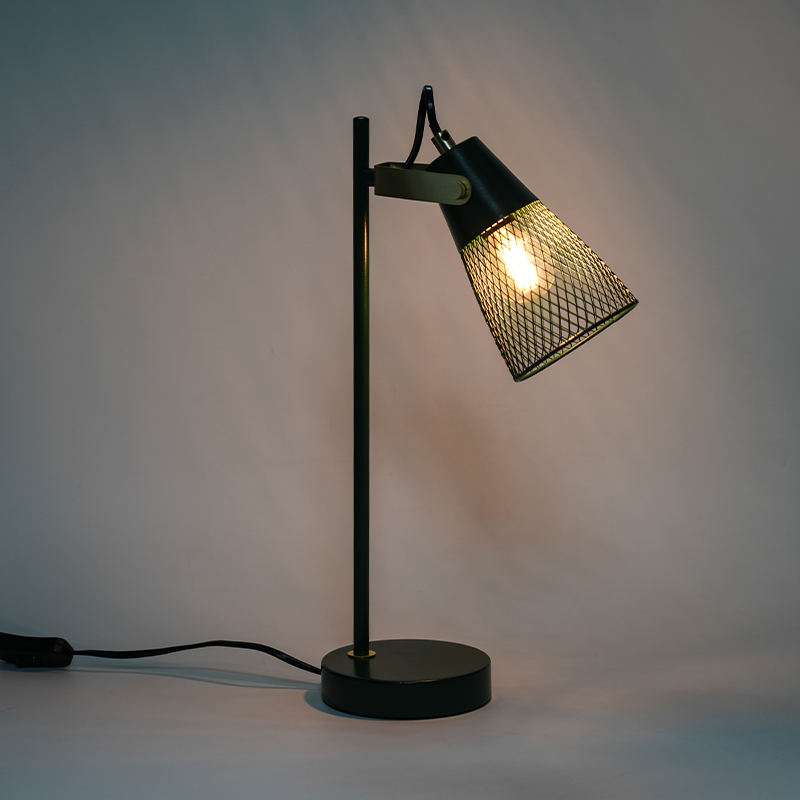 হোটেল বেডরুমের ধাতব ফাঁকা আয়রন টেবিল ল্যাম্প