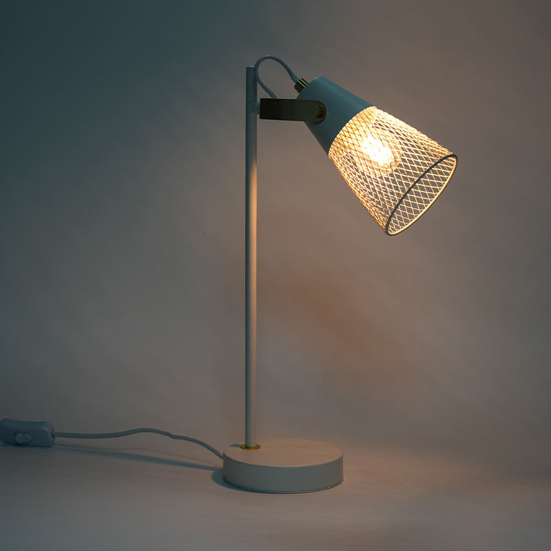 হোটেল বেডরুমের ধাতব ফাঁকা আয়রন টেবিল ল্যাম্প